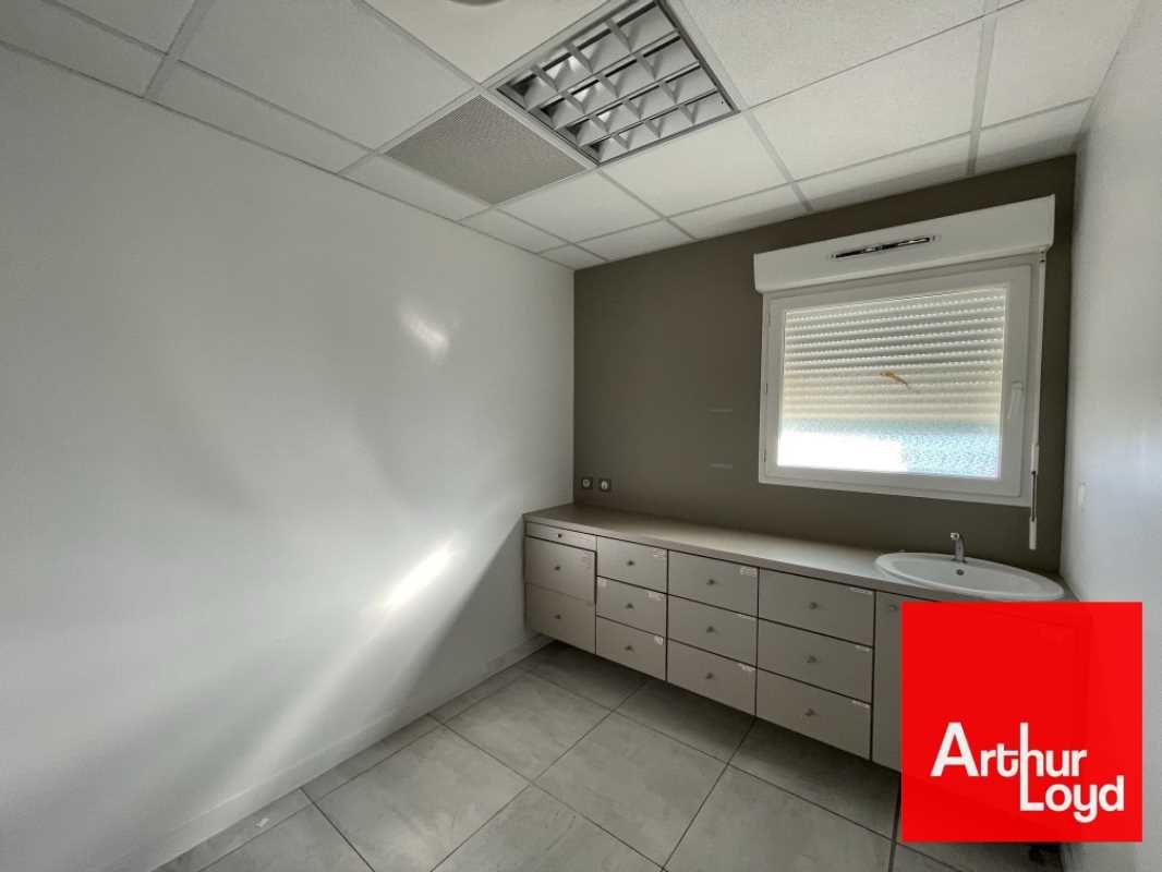 Situé dans une zone commerciale et tertiaire à St