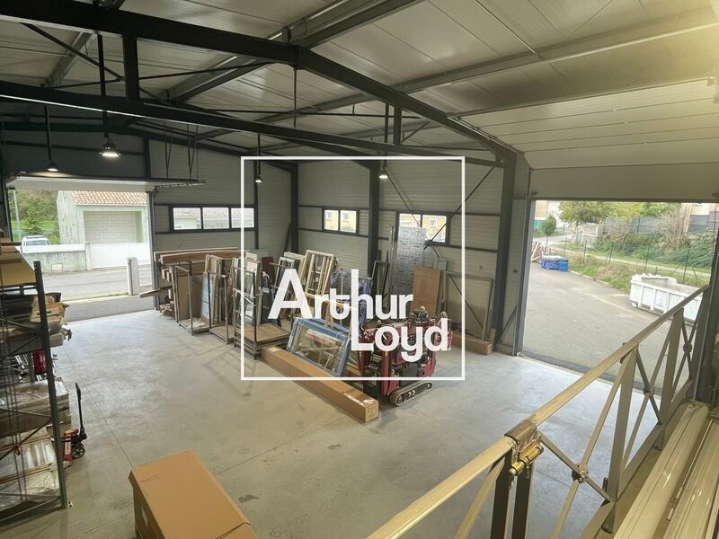 Découvrez ce local d'activité de 321 m2, à proxim