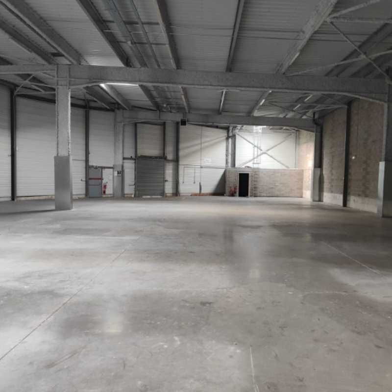 Locaux d'activités à louer avec de nombreux parki