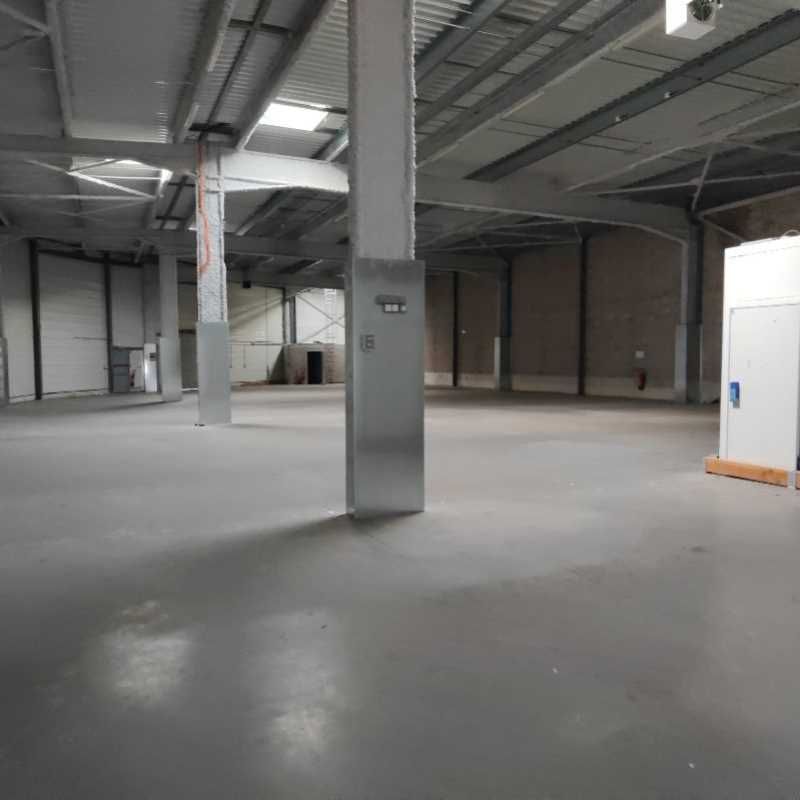 Locaux d'activités à louer avec de nombreux parki