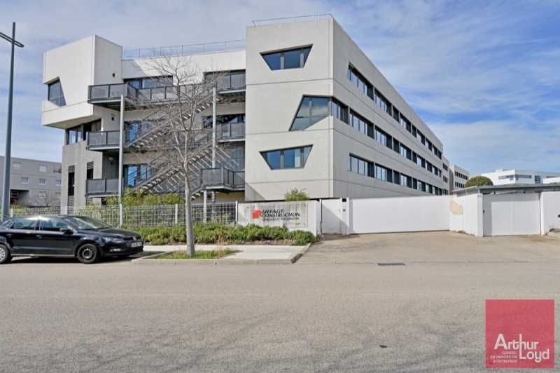 Idéalement situé en façade de l'Avenue Henri Becq