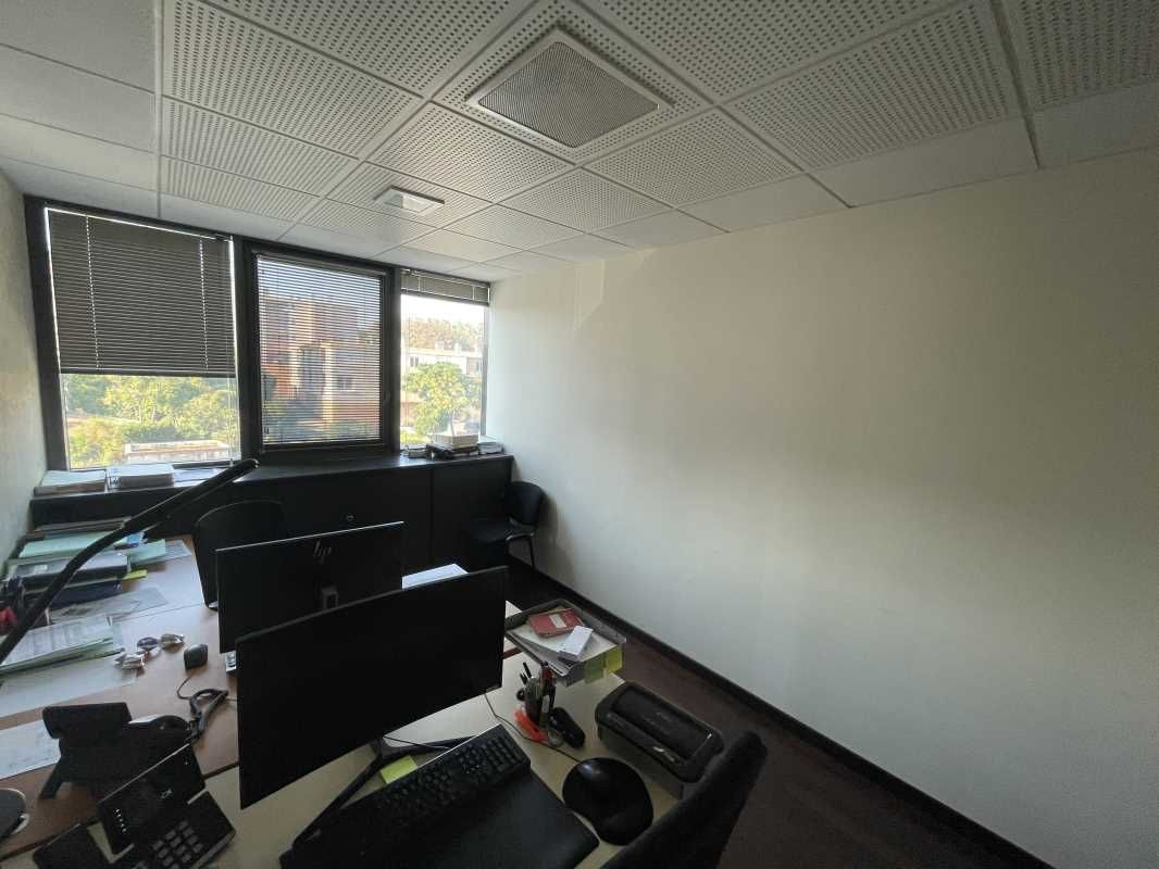Situé au 2ème étage d'un immeuble de bureaux cons