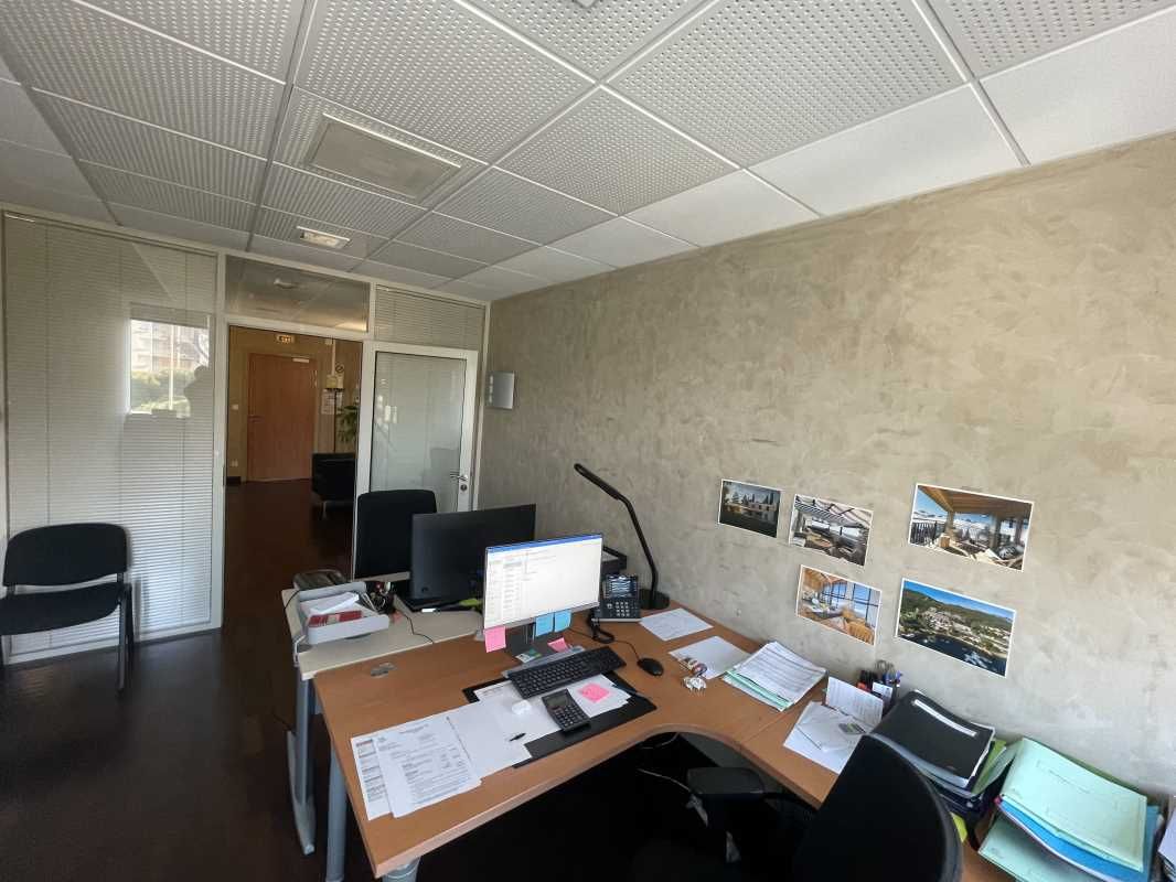 Situé au 2ème étage d'un immeuble de bureaux cons