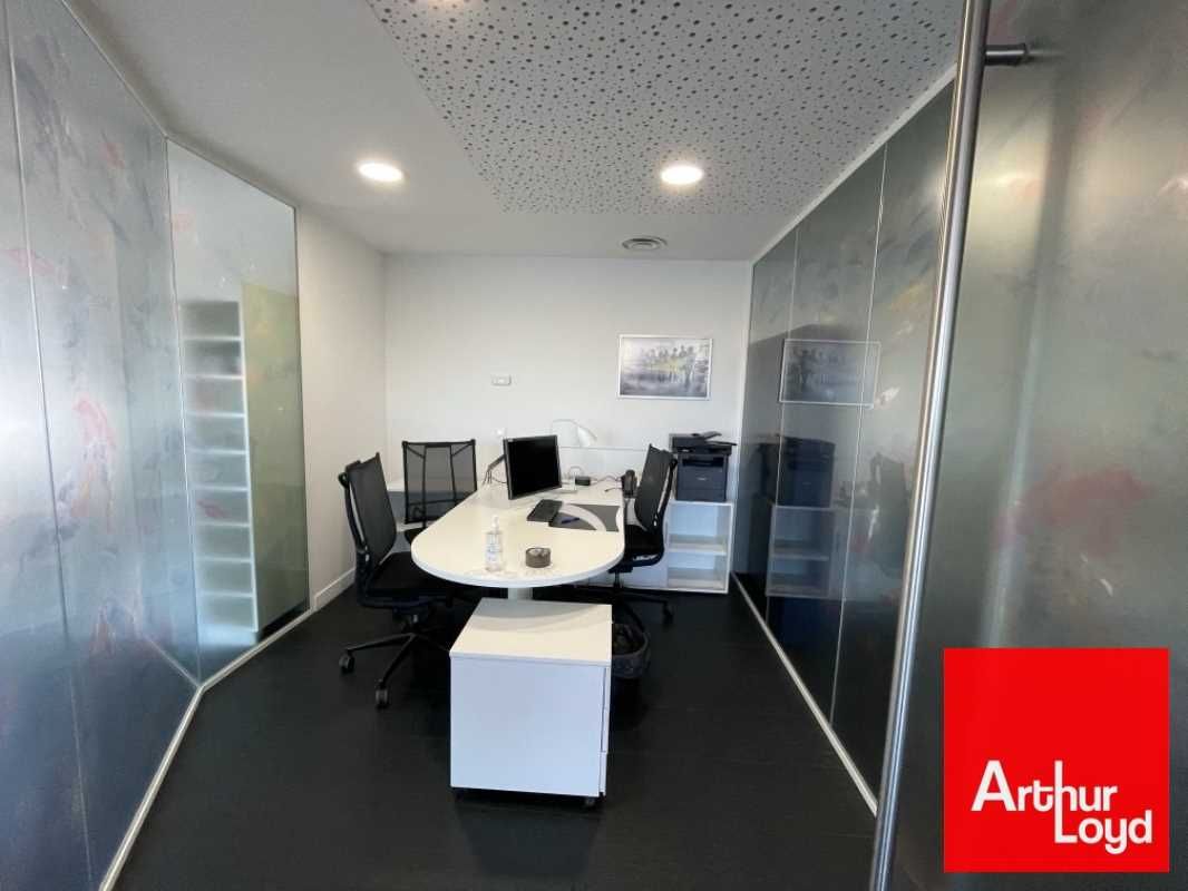 Dans un immeuble récent d'architecture affirmée s