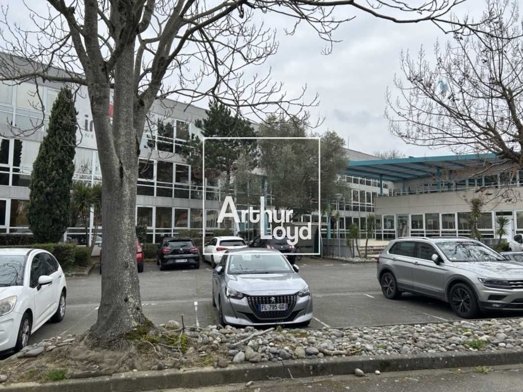 Nous vous proposons deux lots de bureaux en rez-d