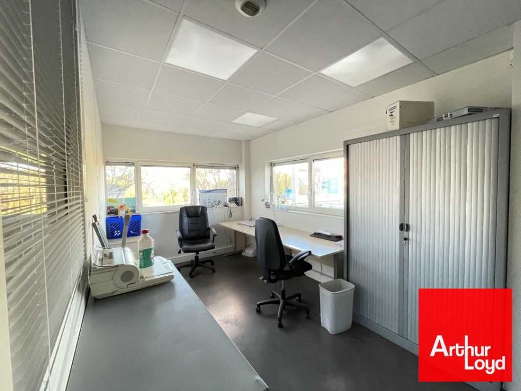 Situé à Lattes, dans une zone commerciale, nous v