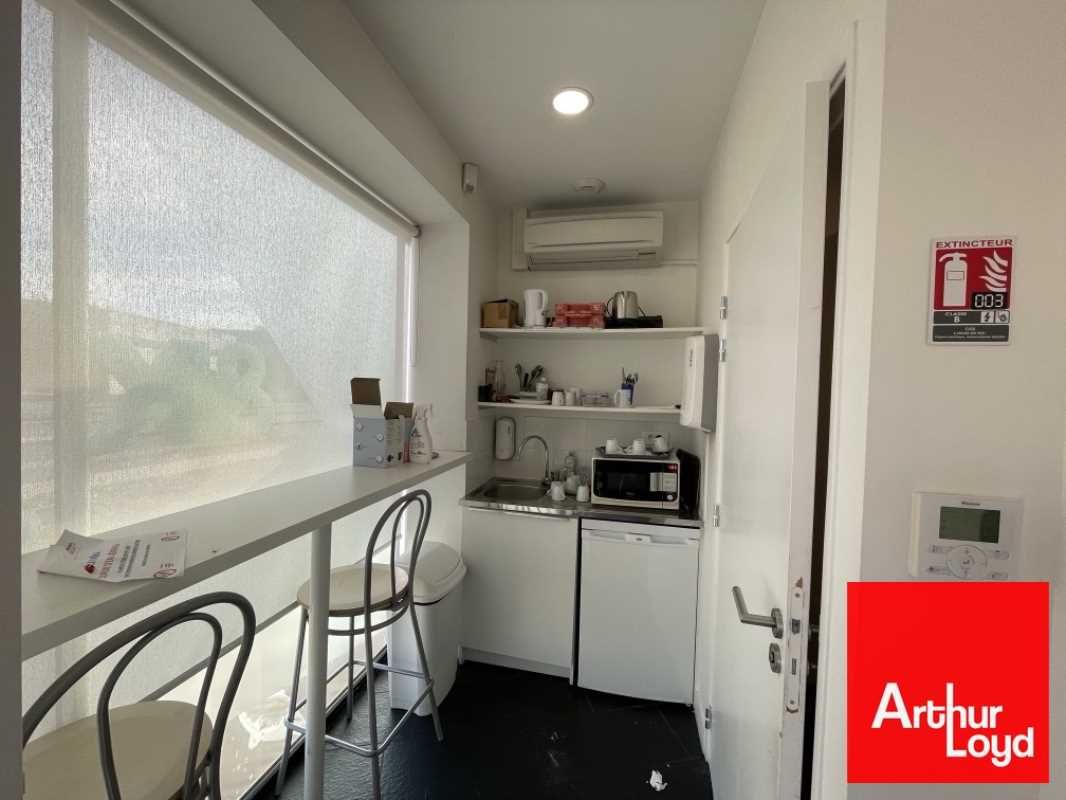 Dans un immeuble récent d'architecture affirmée s