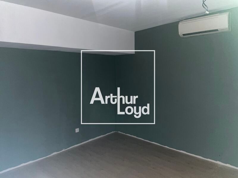 Situé sur un axe très fréquenté de la zone commer