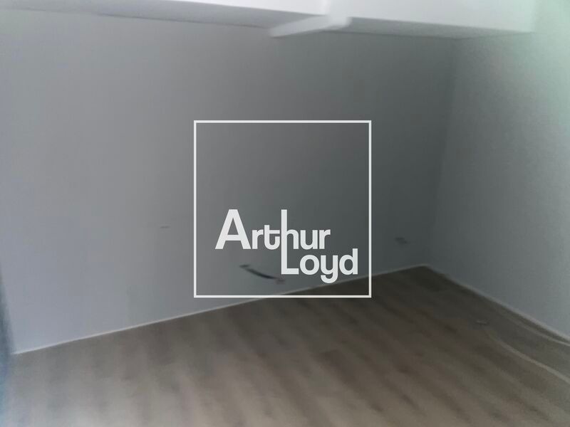 Situé sur un axe très fréquenté de la zone commer