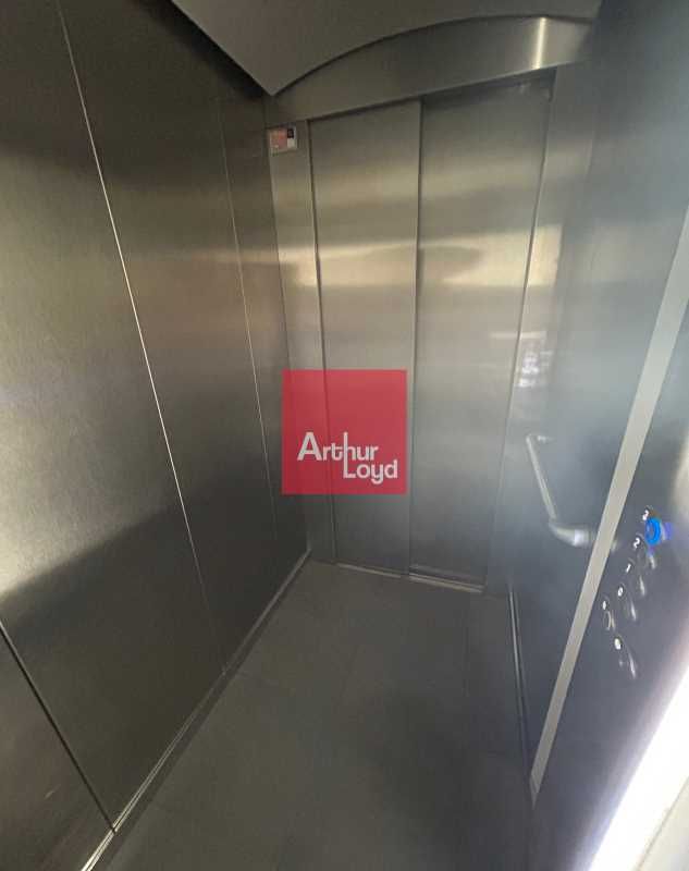 A vendre, au dernier étage d'un immeuble de stand