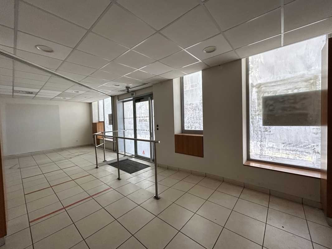 Sur l'une des avenues les plus fréquentées, à pro