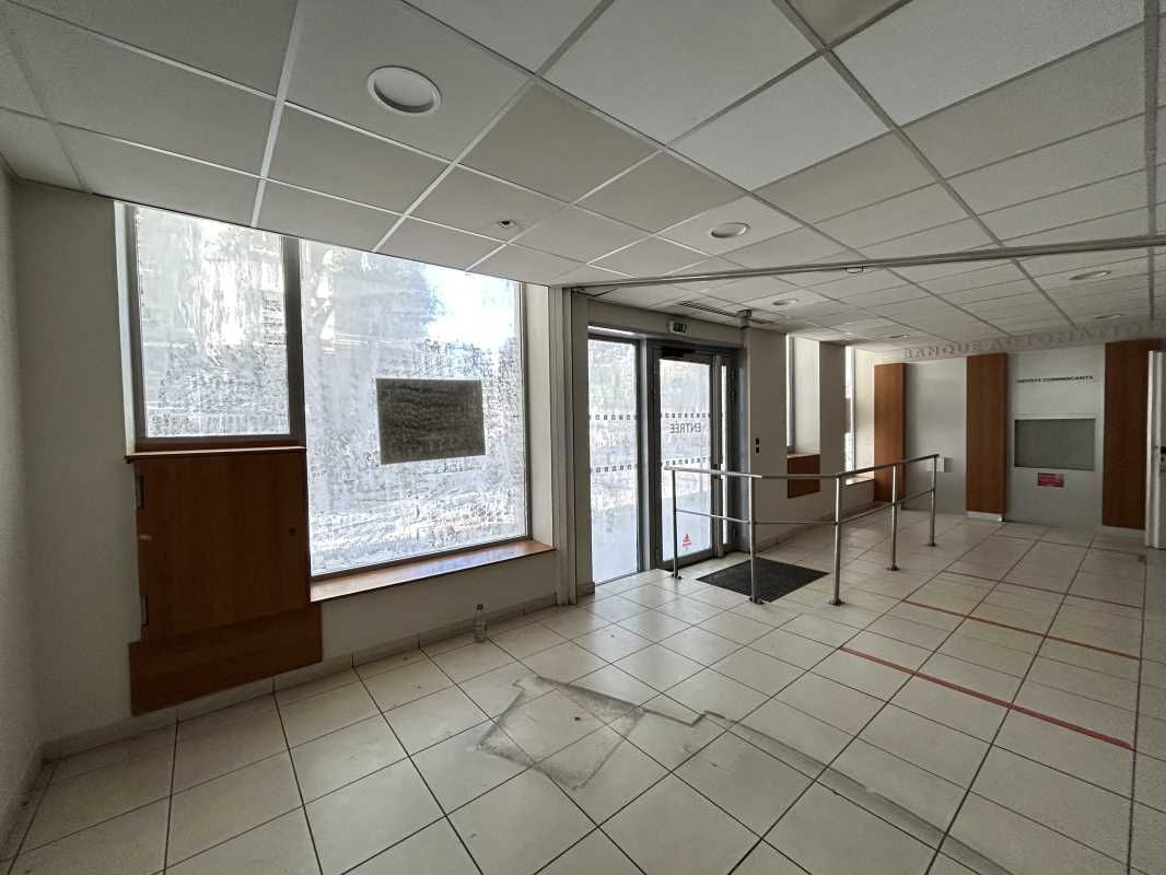 Sur l'une des avenues les plus fréquentées, à pro