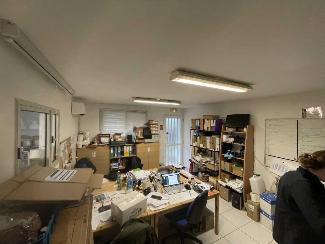 Arthur Loyd vous propose ce local d'activité de 3