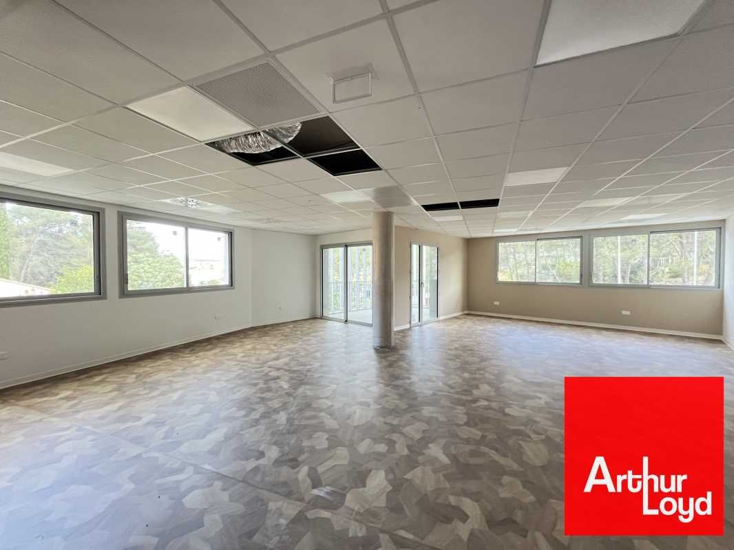 Il s'agit d'un immeuble mixte disposant de commer