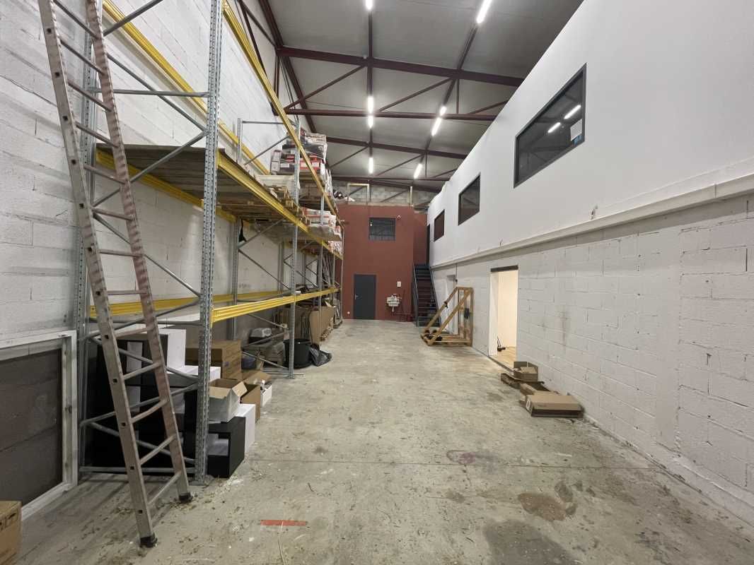 Situé dans la dynamique zone industrielle de Plai