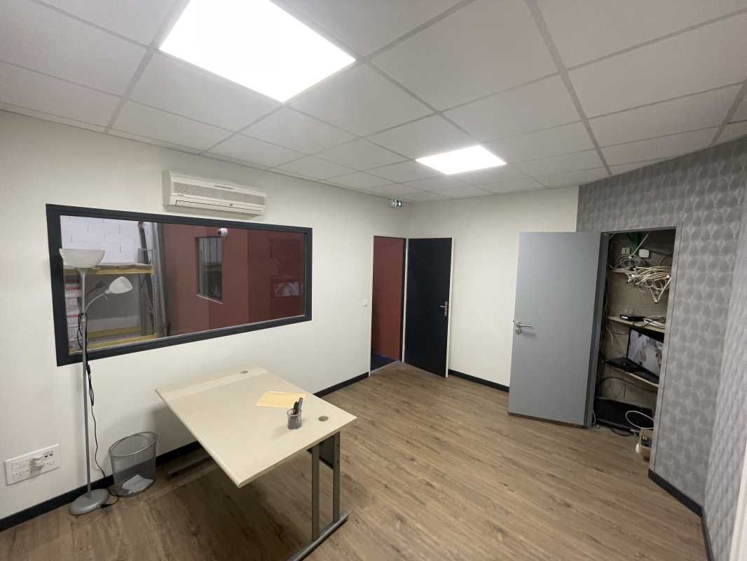 Situé dans la dynamique zone industrielle de Plai