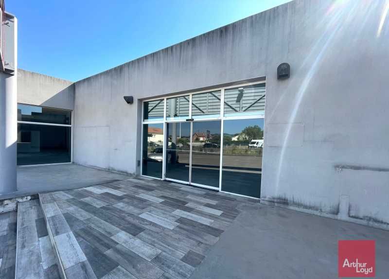 Découvrez ce local commercial de 422 m², idéaleme