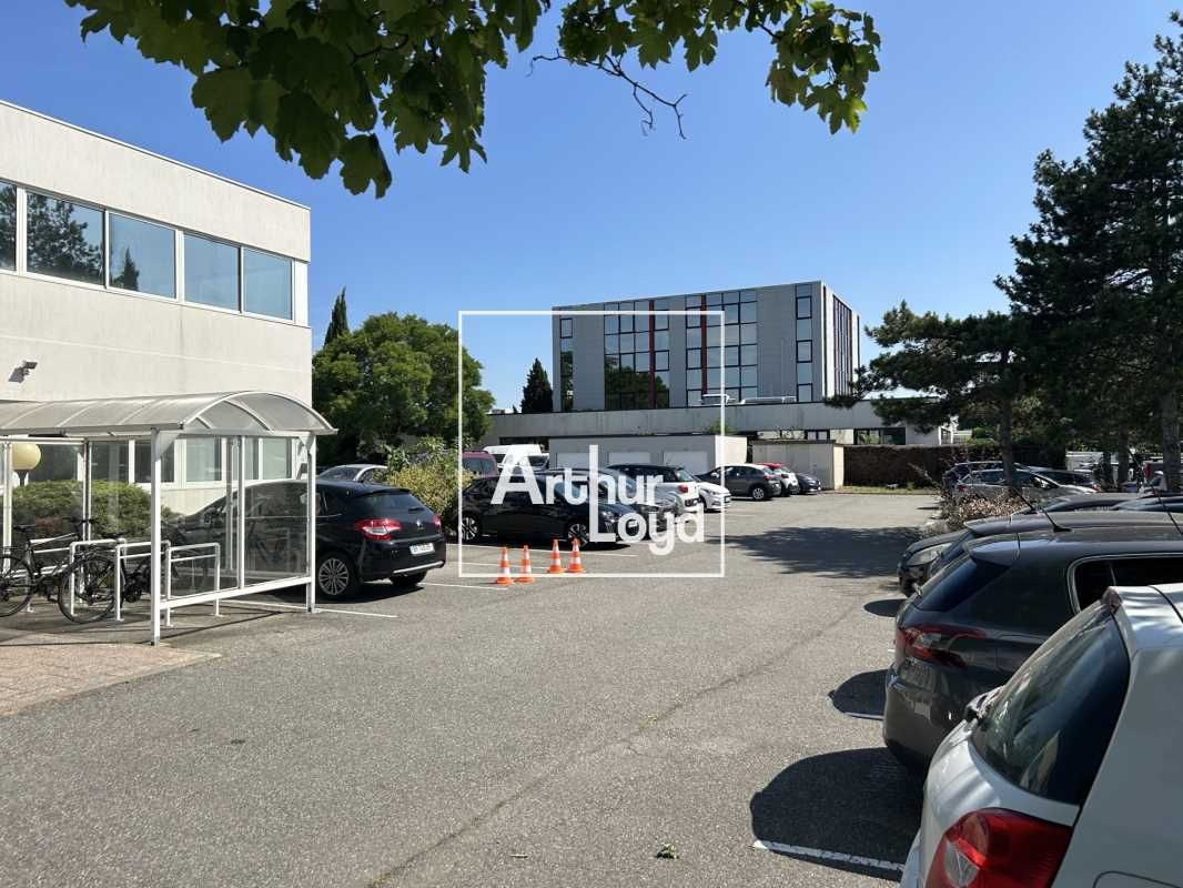 Nous vous présentons, à la location, un lot de bu