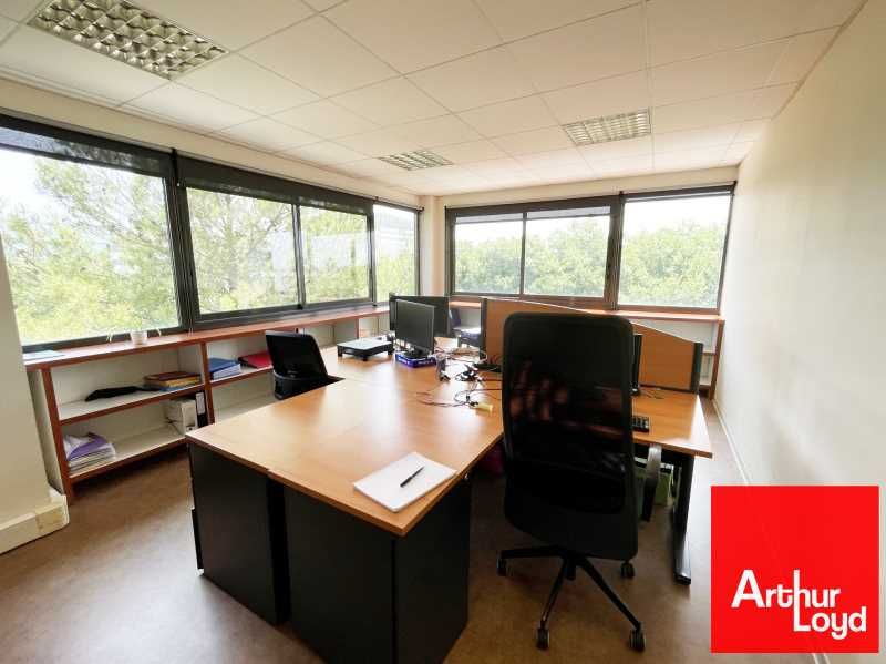 Dans un immeuble en R+2, nous vous proposons 2 ét