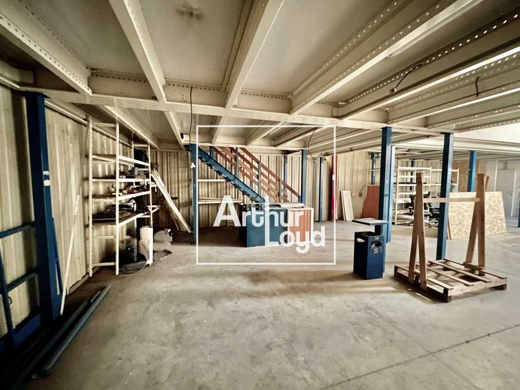 Découvrez ce local mixte activité et bureaux situ