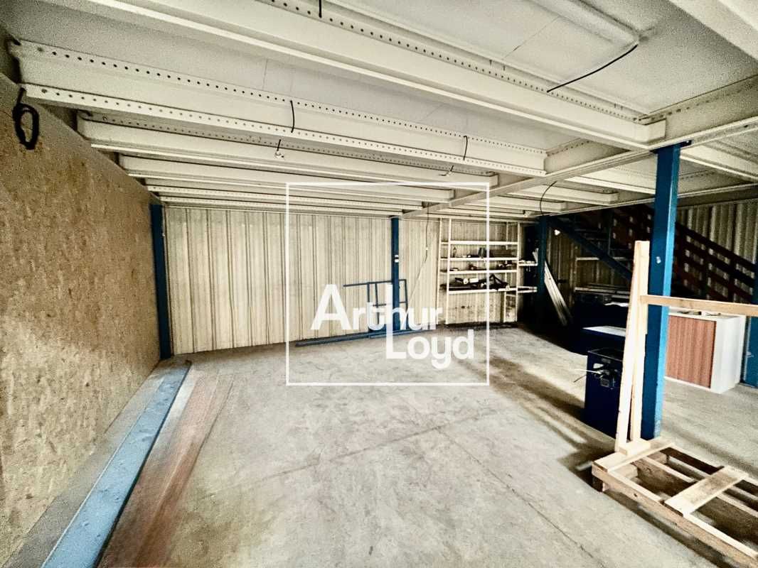 Découvrez ce local mixte activité et bureaux situ