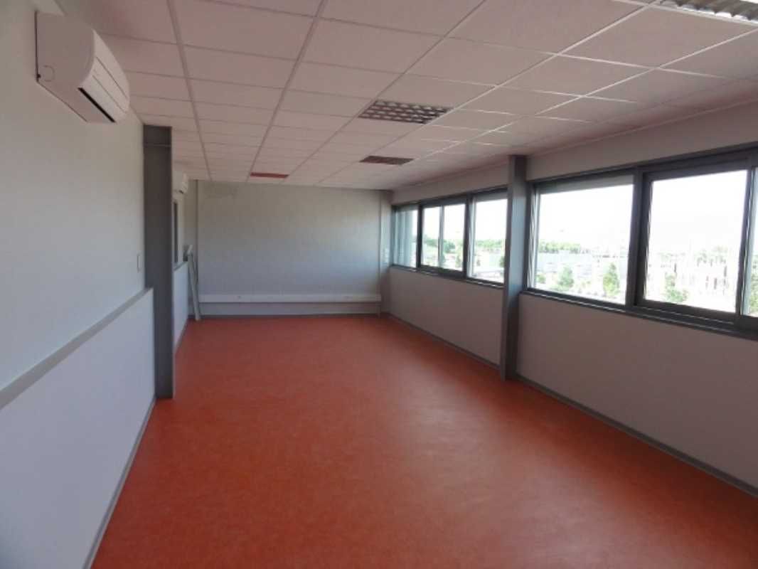 Locaux d'activité de 1520 m² divisibles à partir 