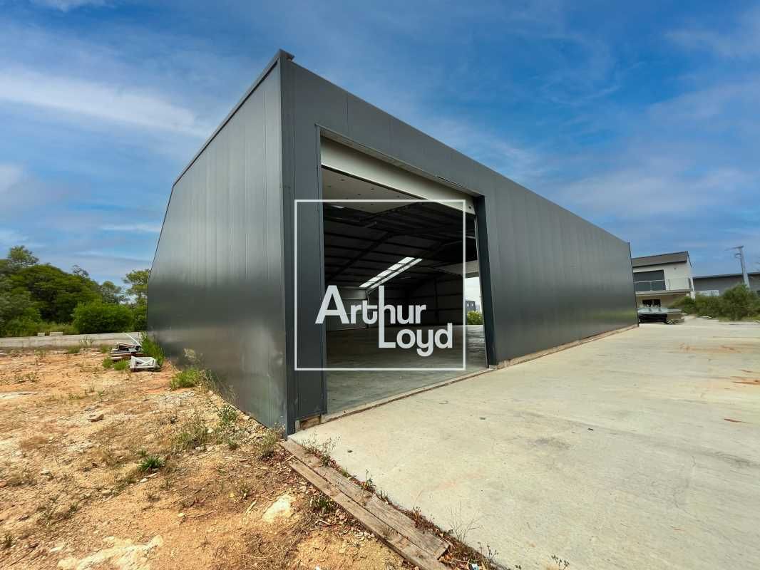 ARTHUR LOYD NIMES vous propose ce local d'activit