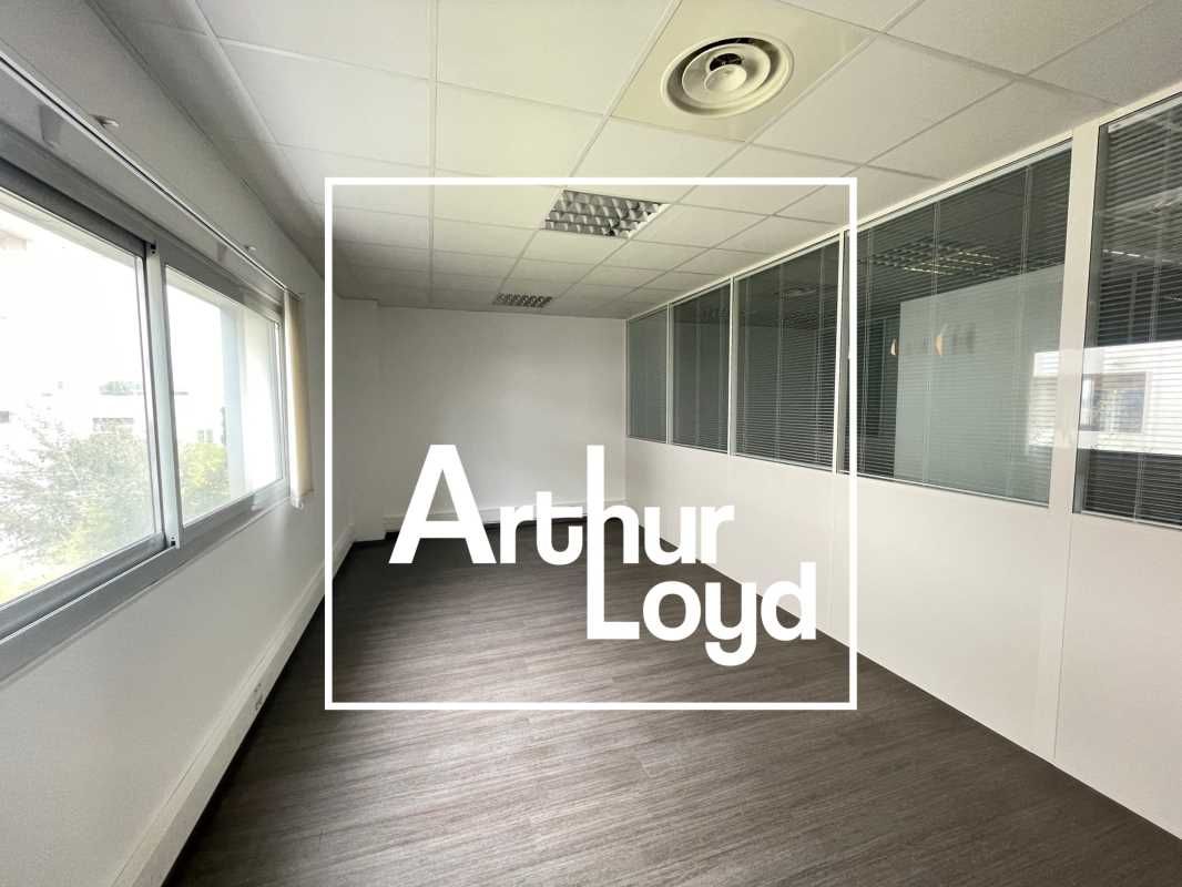 Au bord d'un axe passant avec belle visibilité, n