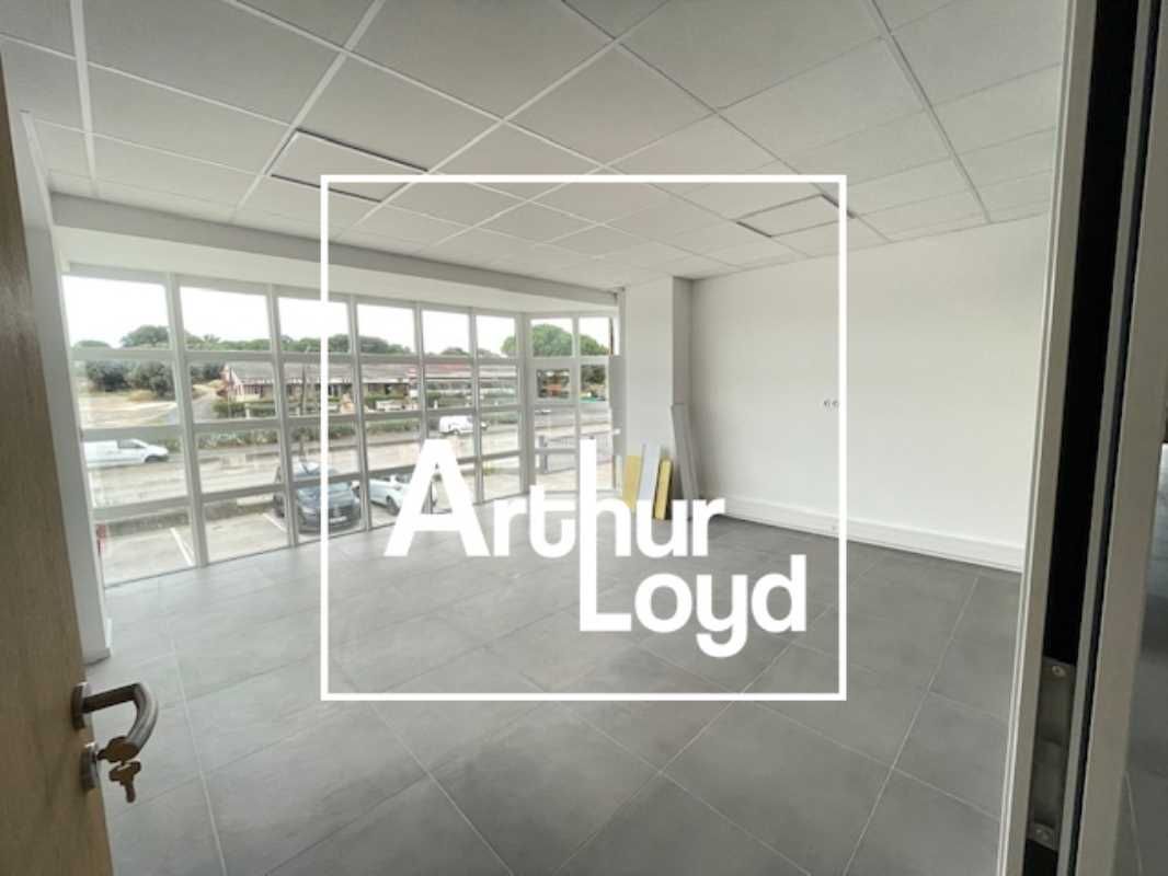 Idéalement situé sur un axe très passant, aux por