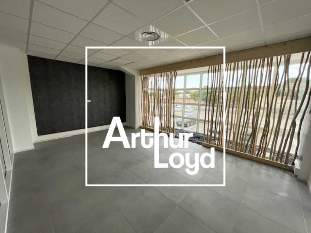 Idéalement situé sur un axe très passant, aux por