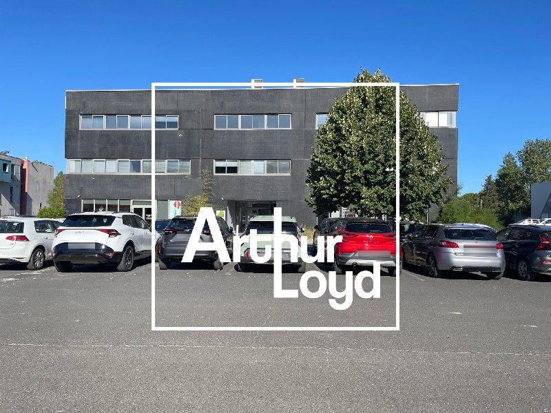 Idéalement situé sur un axe très passant, aux por