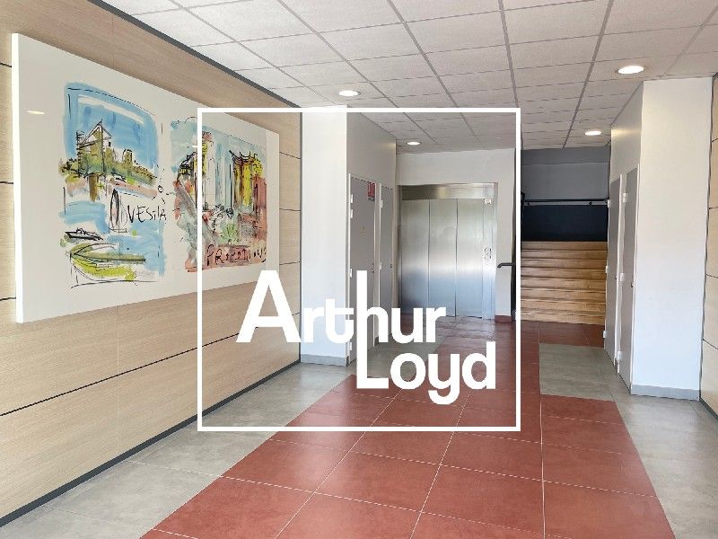 Idéalement situé sur un axe très passant, aux por