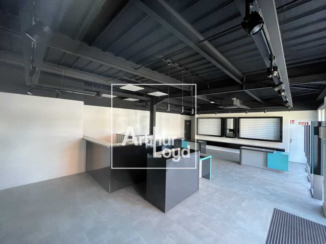 Idéalement situé dans une zone commerciale très f