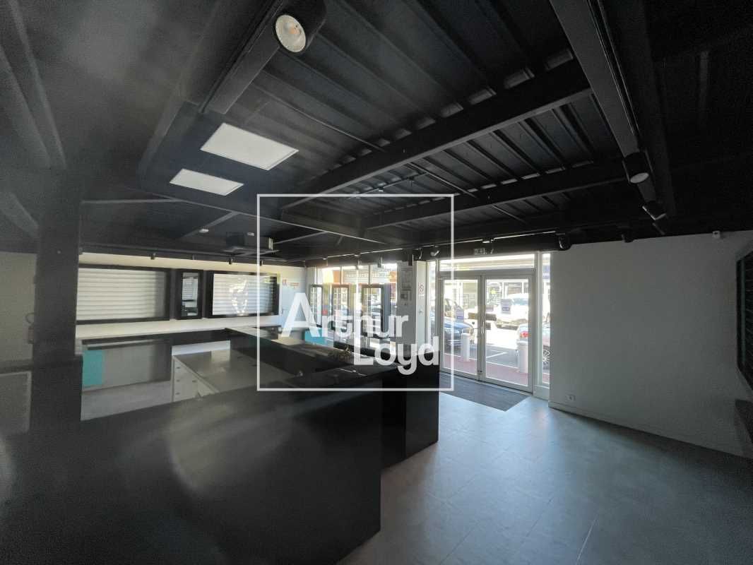 Idéalement situé dans une zone commerciale très f