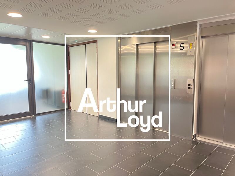 Nous vous proposons un plateau de bureaux aménagé