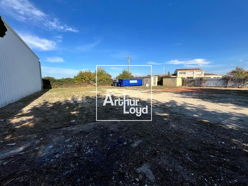 Découvrez ce local d'activité de 390 m² à louer à