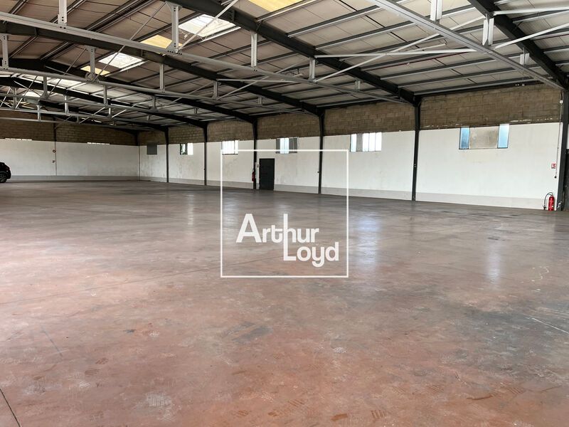 Découvrez ce local d'activité de 1 220 m² disponi