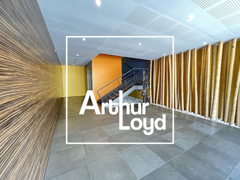 Nous vous proposons deux lots de bureaux de 142 e