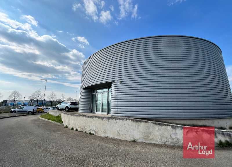 À louer, un local commercial de 400 m² bénéfician