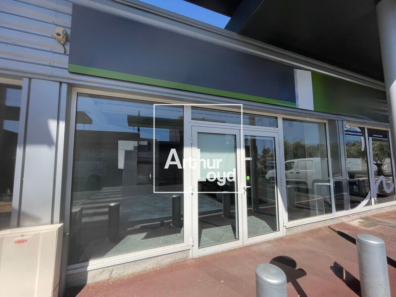 Idéalement situé dans une zone commerciale très f