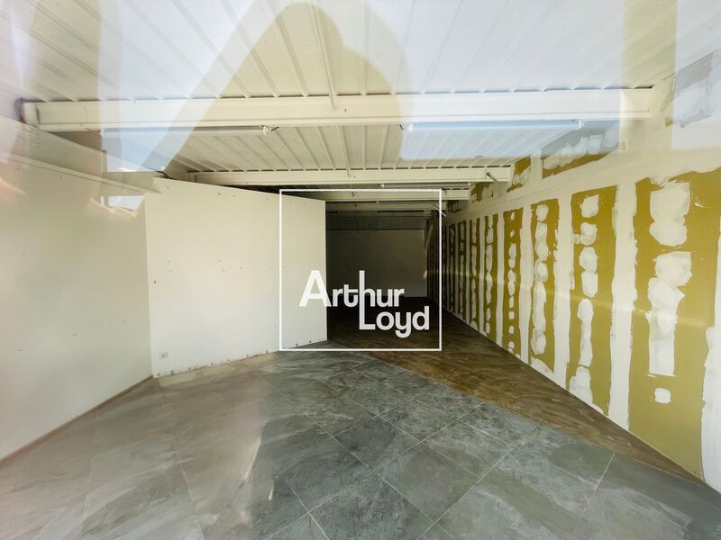 Idéalement situé dans une zone commerciale très f