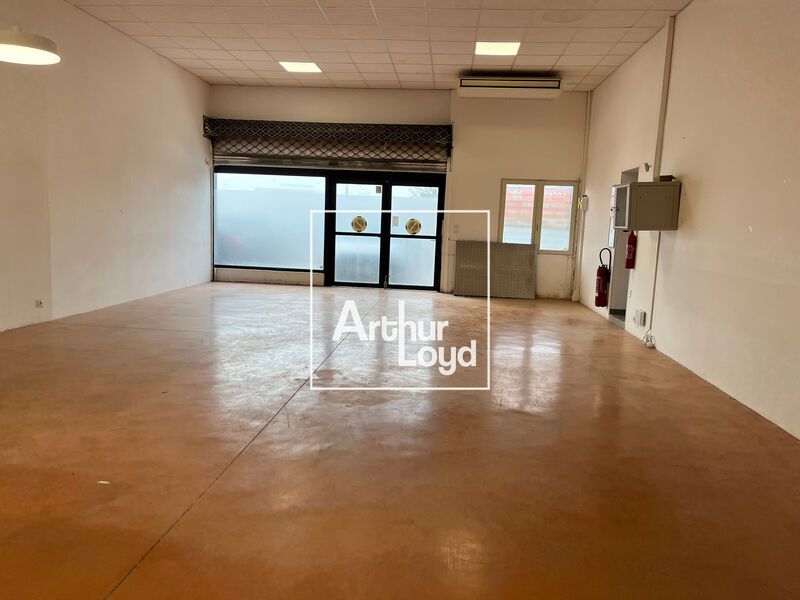 À Vauvert, local d'activités à vendre, idéal pour