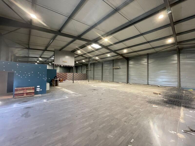 À proximité directe de l'autoroute A9, ces locaux