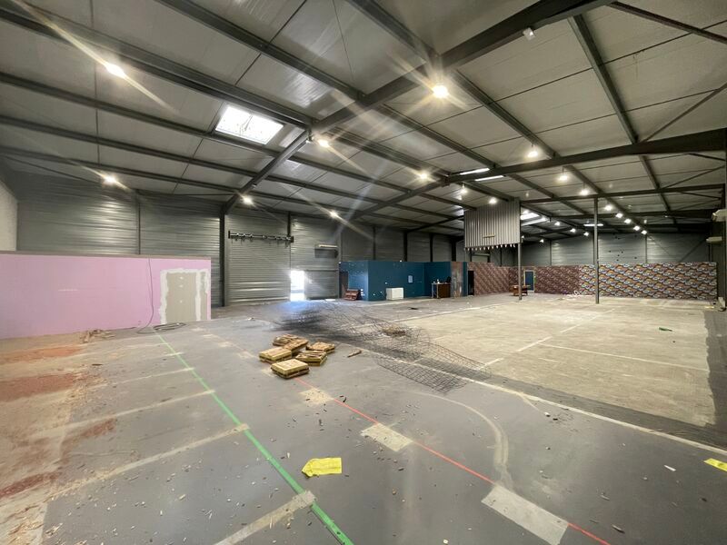 À proximité directe de l'autoroute A9, ces locaux