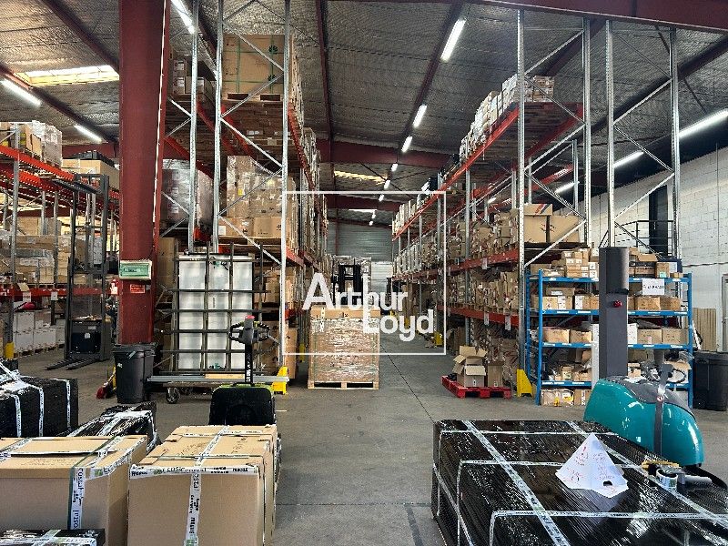 Entrepôt logistique et bureaux au coeur de la zon