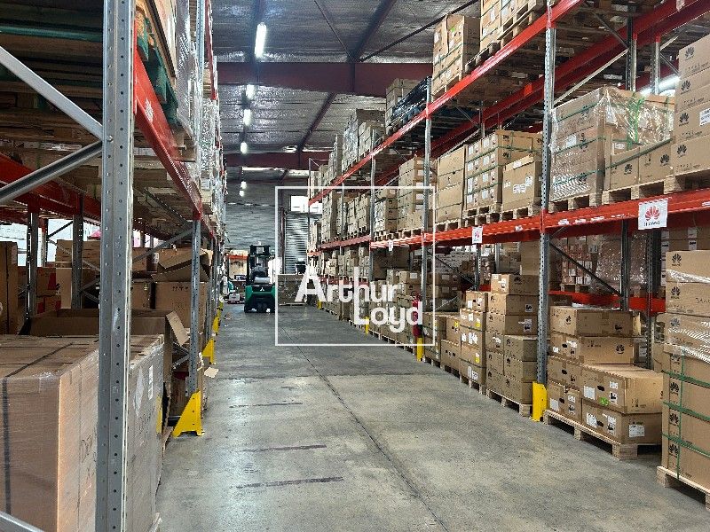 Entrepôt logistique et bureaux au coeur de la zon
