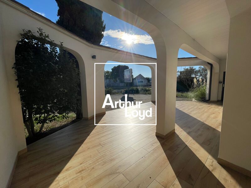 Situé sur un axe particulièrement passant de Nîme