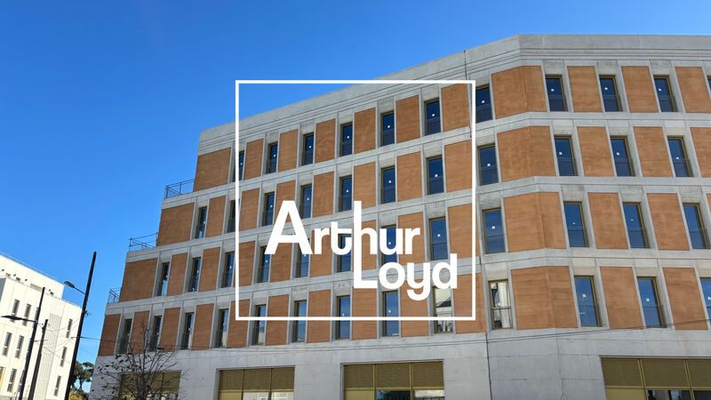 Situé face à la Clinique du Millénaire, entre Por