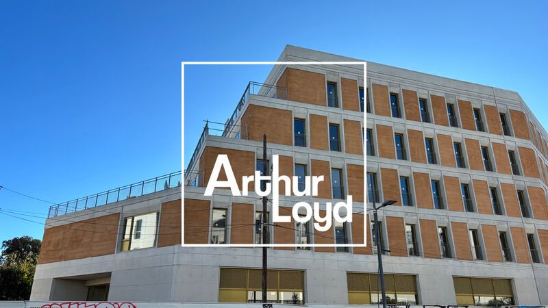 Situé face à la Clinique du Millénaire, entre Por