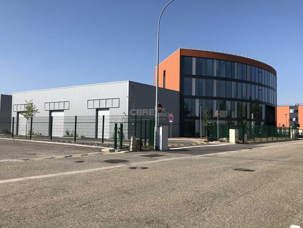 Ensemble immobilier récent de qualité, offrant de